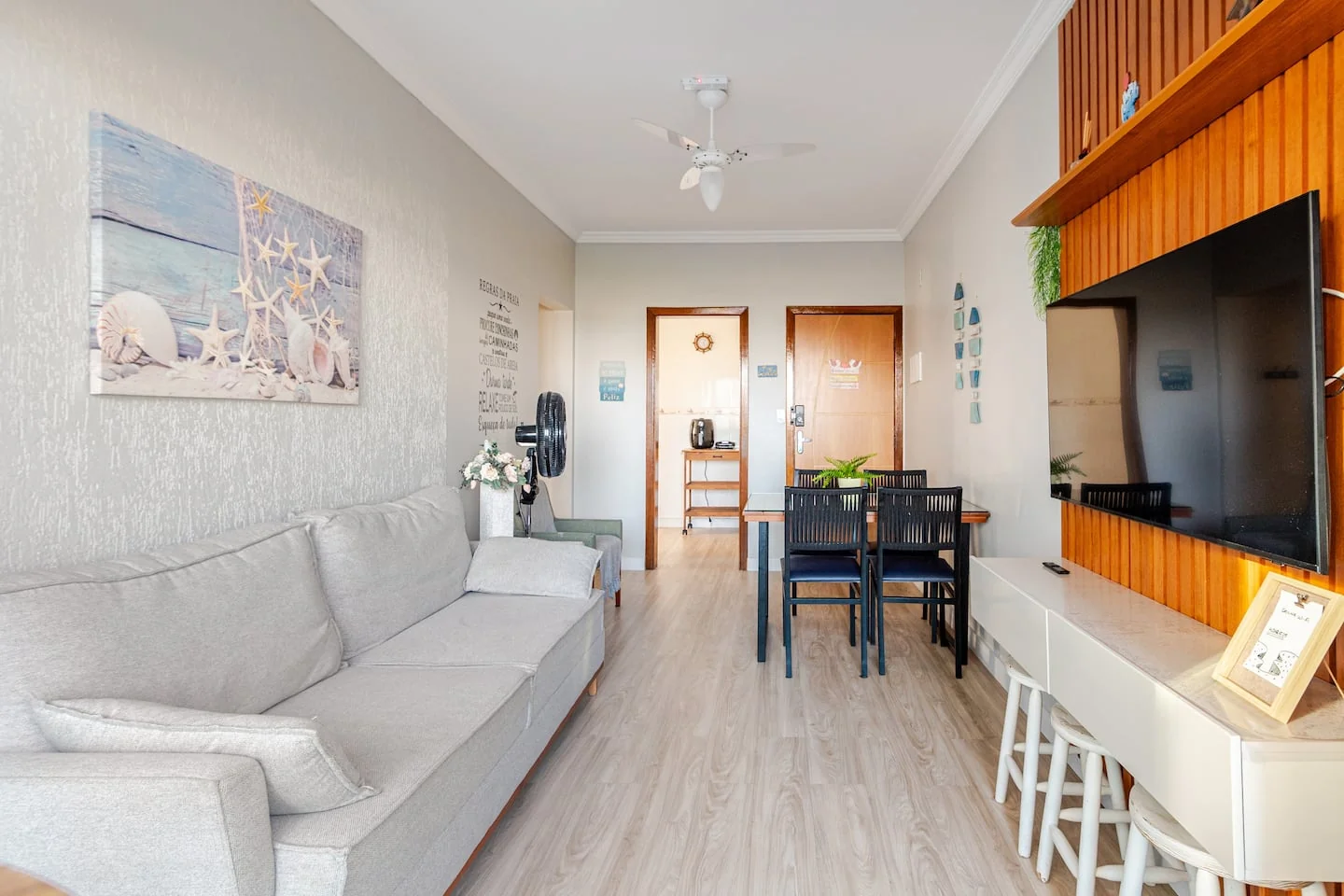 Sala com painel de madeira e varanda do Colinas do Algarve