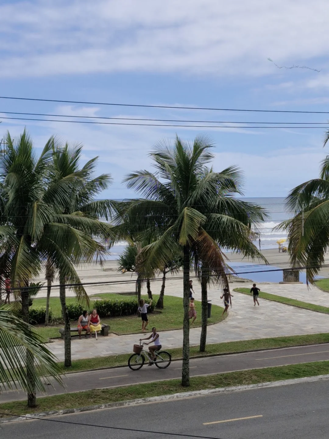 Vista da varanda para a orla da Vila Caiçara