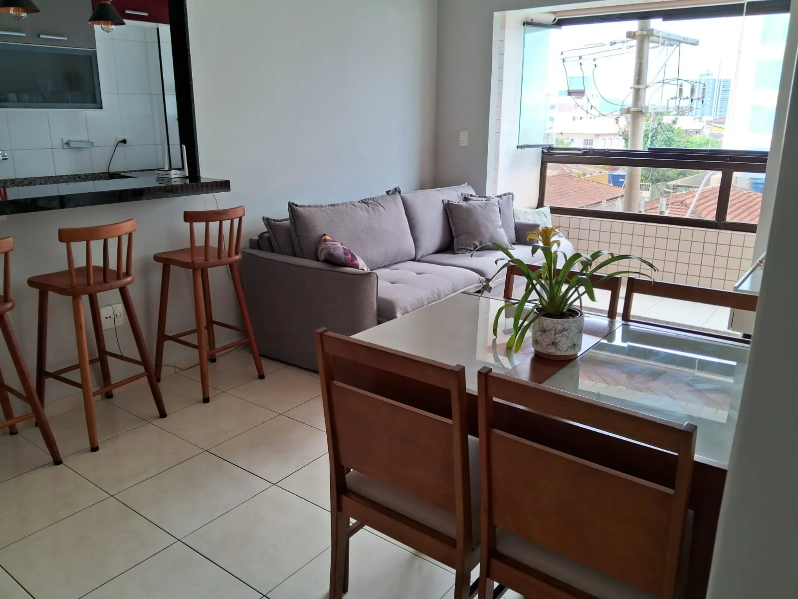 Sala do Mar Del Norte com mesa e varanda integrada